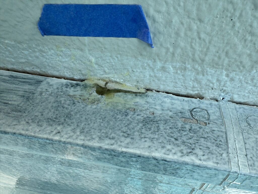 外壁下地補修（完了）<br />
弾性エポキシ補修材にて補修をしました。<br />
