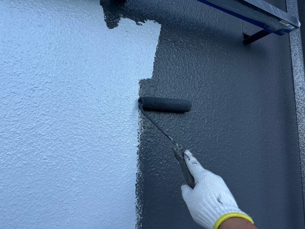 メイン色：外壁中塗り<br />
（色：N-35、スレートグレー色）<br />
