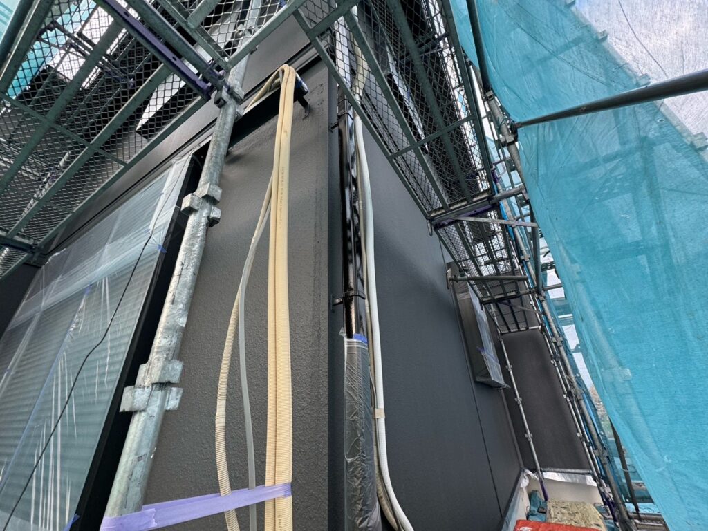 メイン色：外壁中塗り（完了）<br />
（色：N-35、スレートグレー色）<br />
<br />
