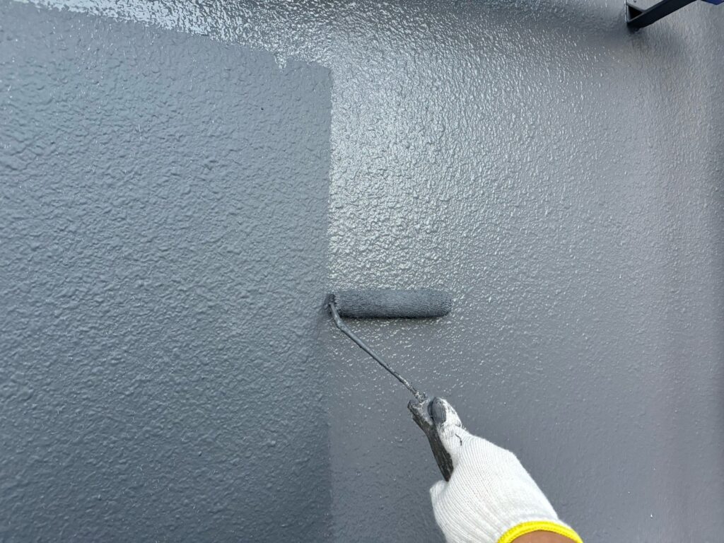 メイン色：外壁上塗り<br />
（色：N-35、スレートグレー色）<br />
<br />
