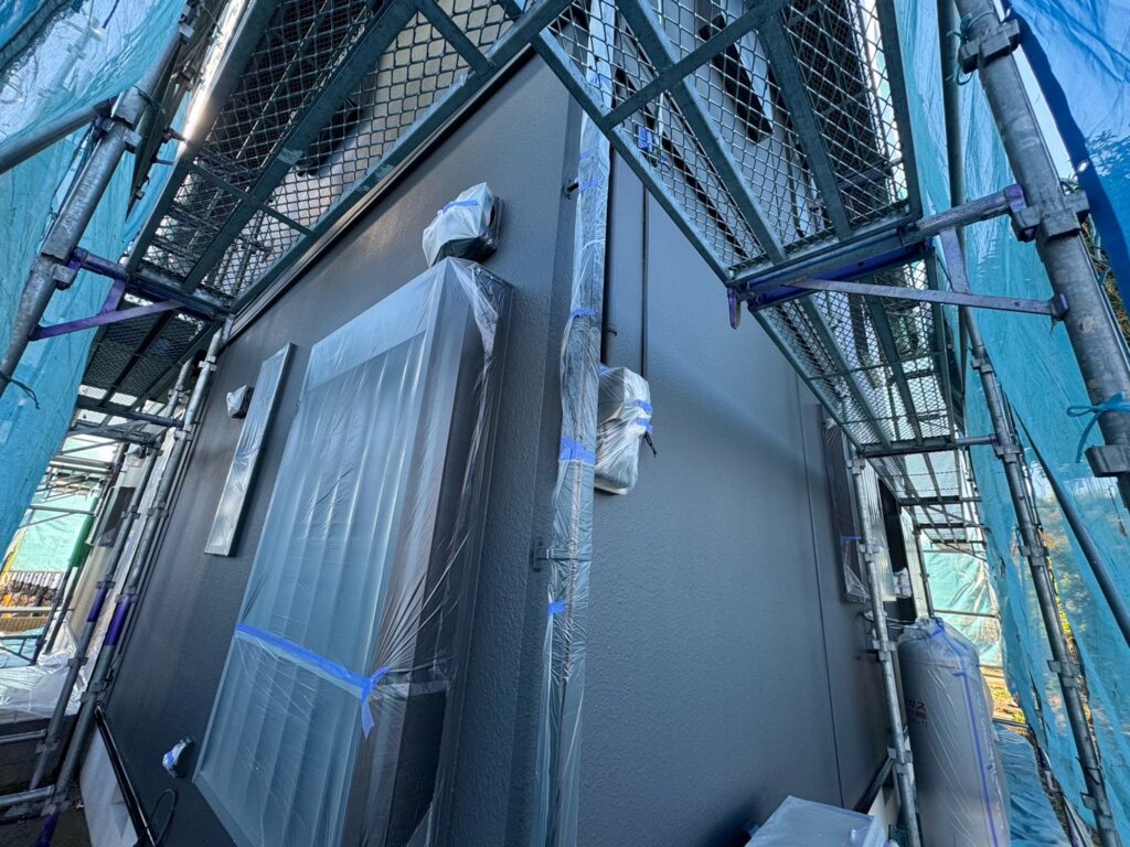 メイン色：外壁上塗り（完了）<br />
（色：N-35、スレートグレー色）<br />
