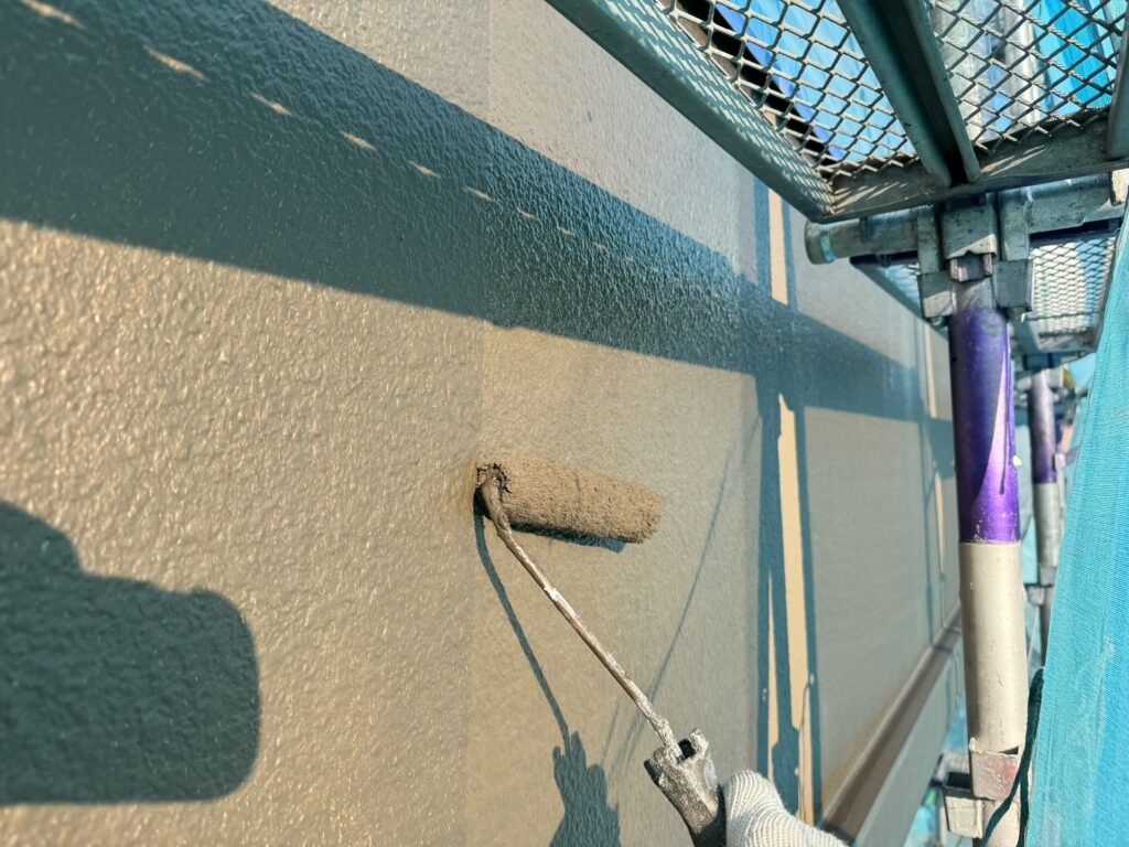 ベランダ外：外壁上塗り<br />
（色：22-30B、アイアンバーグ色）<br />
