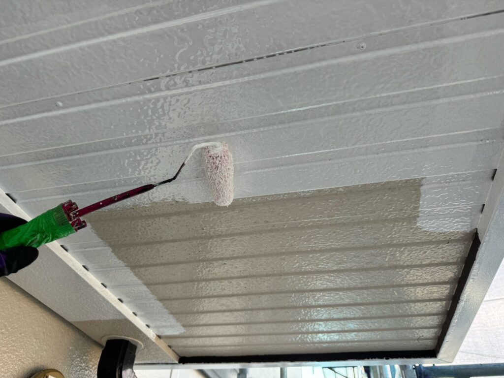 軒天下塗り<br />
（塩ビ鋼板という特殊な素材の為、専用の下塗りを塗りました。剝がれやべたつき防止なります。）<br />
