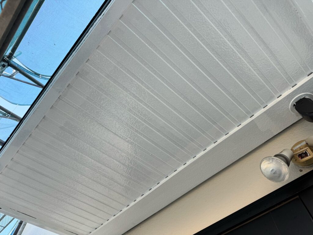 軒天下塗り<br />
（塩ビ鋼板という特殊な素材の為、専用の下塗りを塗りました。剝がれやべたつき防止なります。）