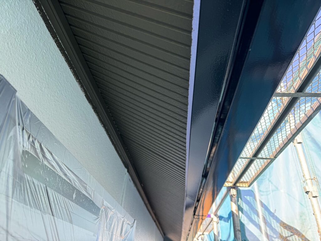 軒天上塗り<br />
（計３回塗り、完了）