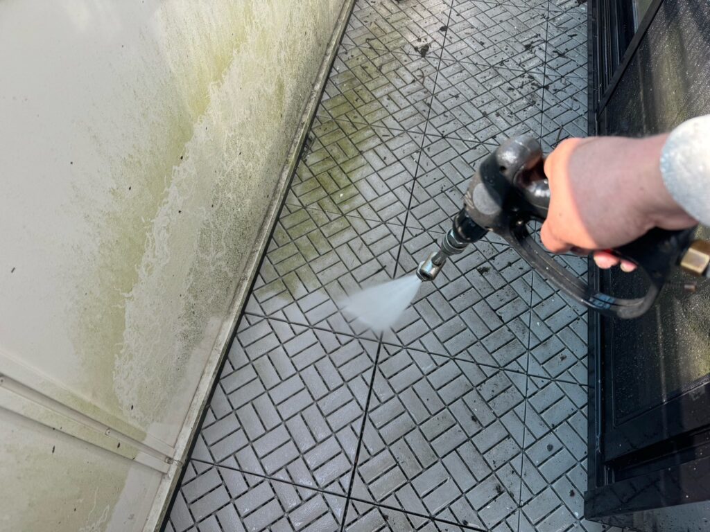 ベランダ床：高圧洗浄