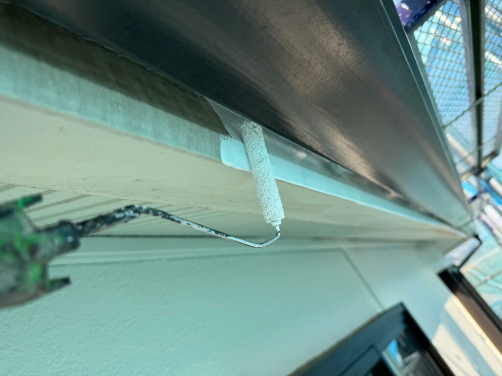 鼻隠し下塗り<br />
（塩ビ鋼板という特殊な素材の為、専用の下塗りを塗りました。剝がれやべたつき防止なります。）<br />
※前回は奥のほうまで塗装はされていませんでした。