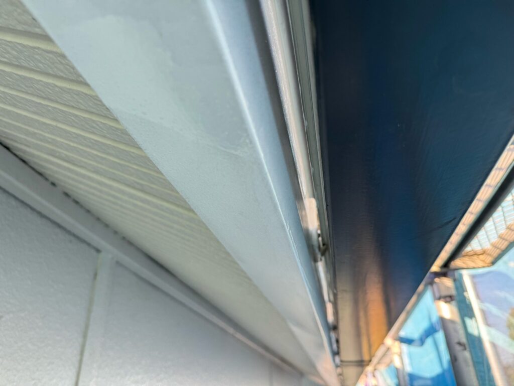 鼻隠し下塗り（完了）<br />
（塩ビ鋼板という特殊な素材の為、専用の下塗りを塗りました。剝がれやべたつき防止なります。）<br />
※前回は奥のほうまで塗装はされていませんでした。