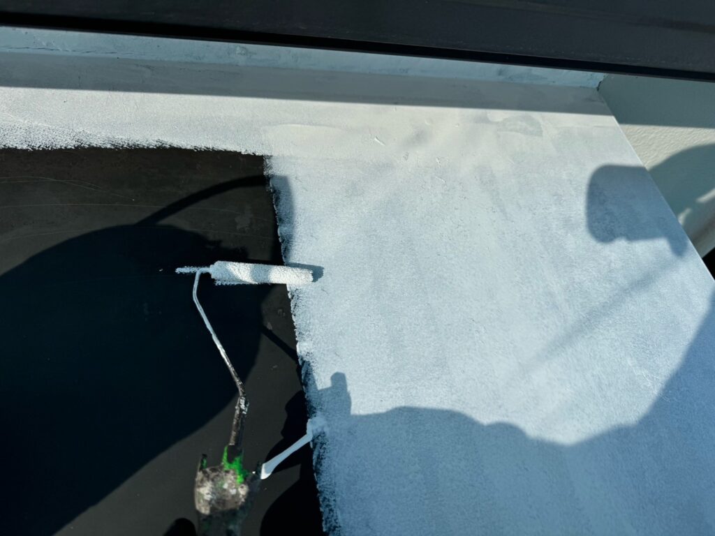 庇（ひさし）下塗り<br />
（塩ビ鋼板という特殊な素材の為、専用の下塗りを塗りました。剝がれやべたつき防止なります。）<br />
