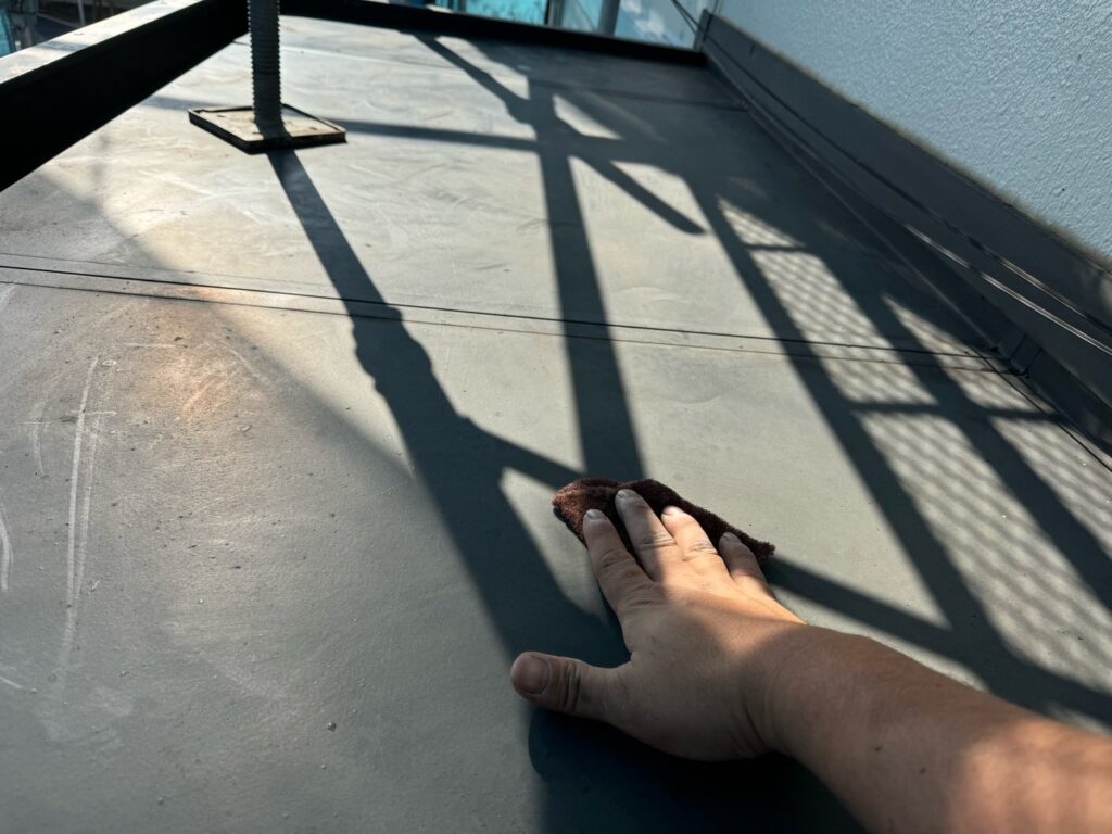 庇（ひさし）ケレン<br />
（専用の道具で傷をつけて塗料の密着をよくする為の下地調整です。）