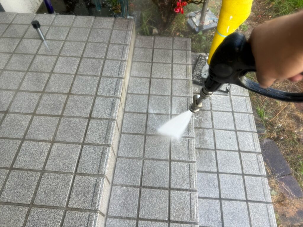 玄関タイル：高圧洗浄<br />
