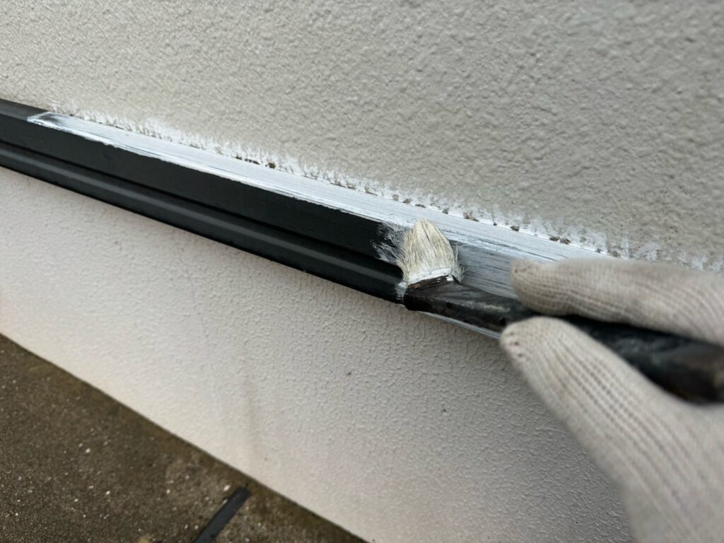 水切り下塗り<br />
（素材がセメント系の為、専用の下塗りを塗りました。剝がれ防止の為です。）