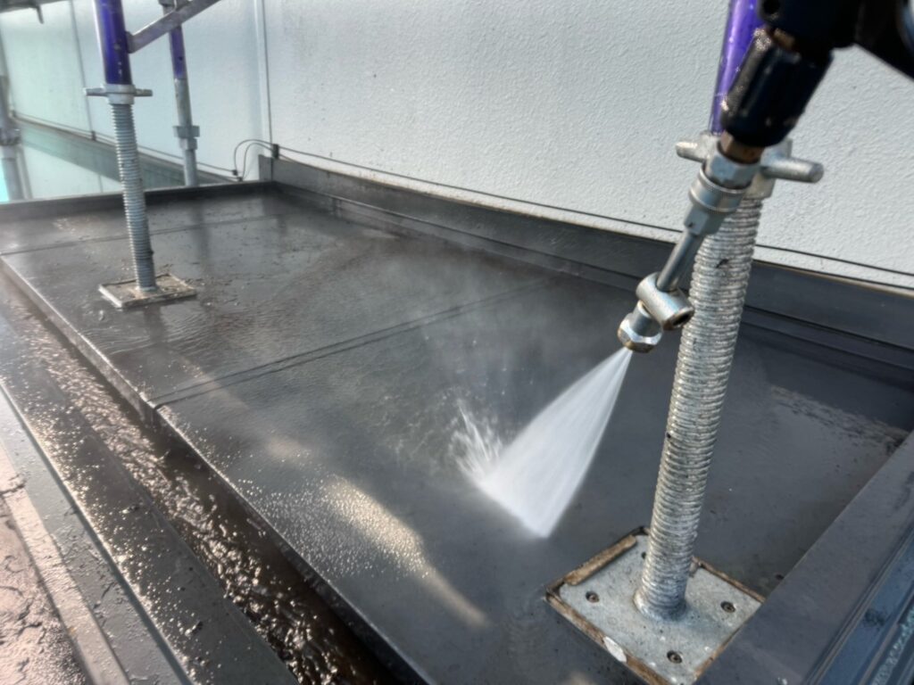 外壁：高圧洗浄<br />
コケやカビをしっかり落としました。