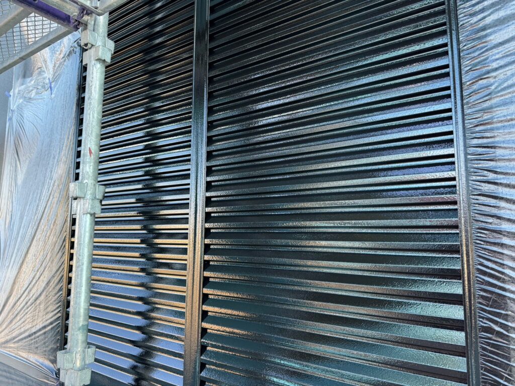 雨戸上塗り<br />
（計2回塗り、完了）