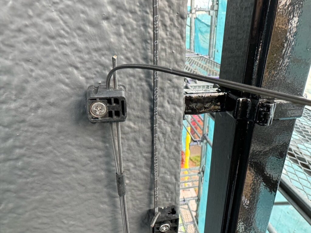 配線ビス交換<br />
（弊社では、サービスでさびたビスはステンレス製のビスに交換を行っております。）