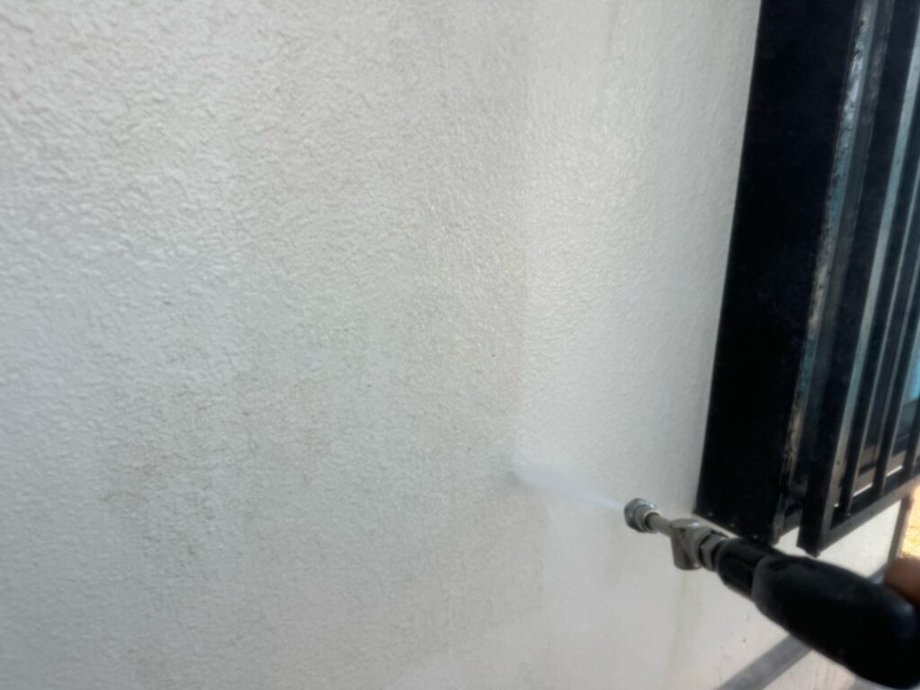 外壁：高圧洗浄<br />
コケやカビをしっかり落としました。