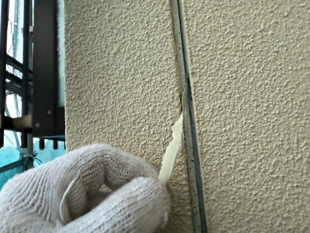 既存のコーキング撤去<br />
※薄皮と言われる、細かいところまでしっかりと撤去しました。これを取らないとコーキングの密着性が悪くなってしまいます。）