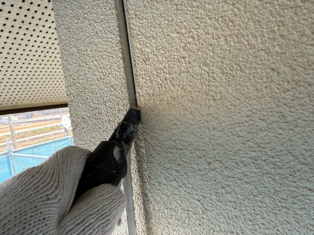 既存のコーキング撤去<br />
※薄皮と言われる、細かいところまでしっかりと撤去しました。これを取らないとコーキングの密着性が悪くなってしまいます。）