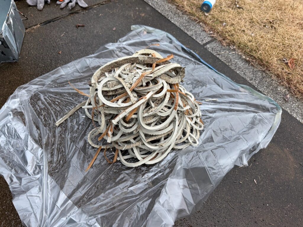 既存のコーキング撤去後<br />
