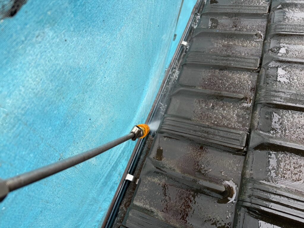 雨どい中：高圧洗浄<br />
溜まった汚れを綺麗に落としました。