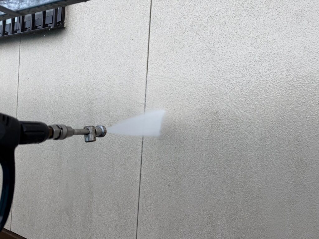 外壁：高圧洗浄<br />
表面の汚れをしっかりと落としました。