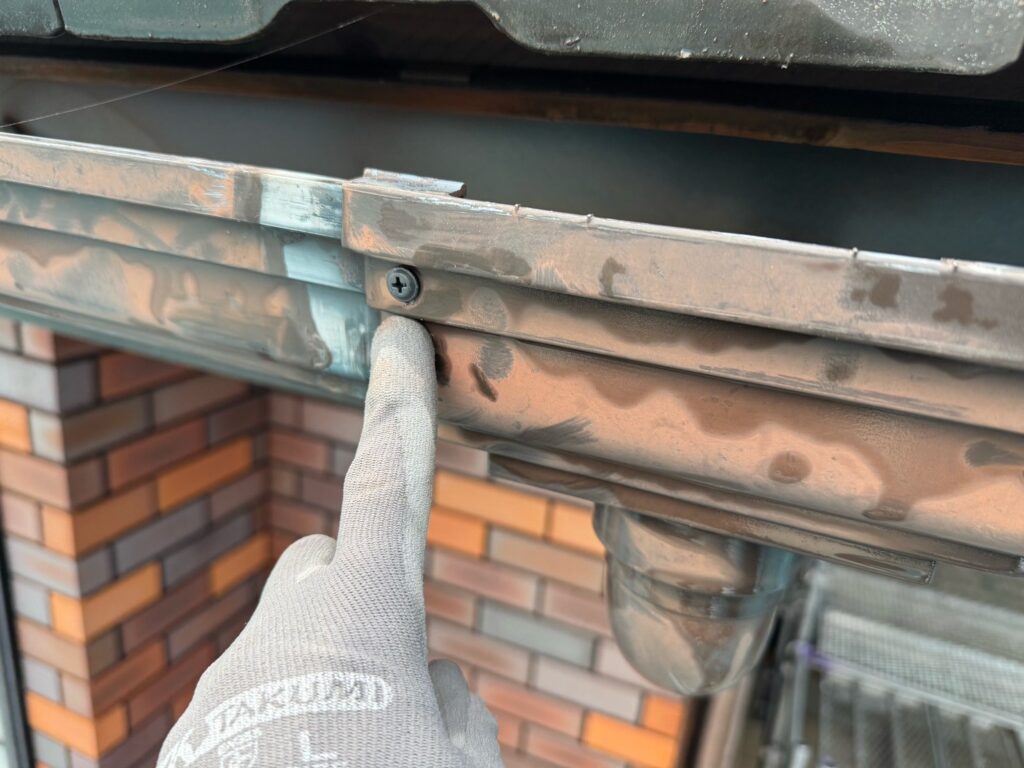 雨どい補修<br />
専用のビスにて固定をしました。