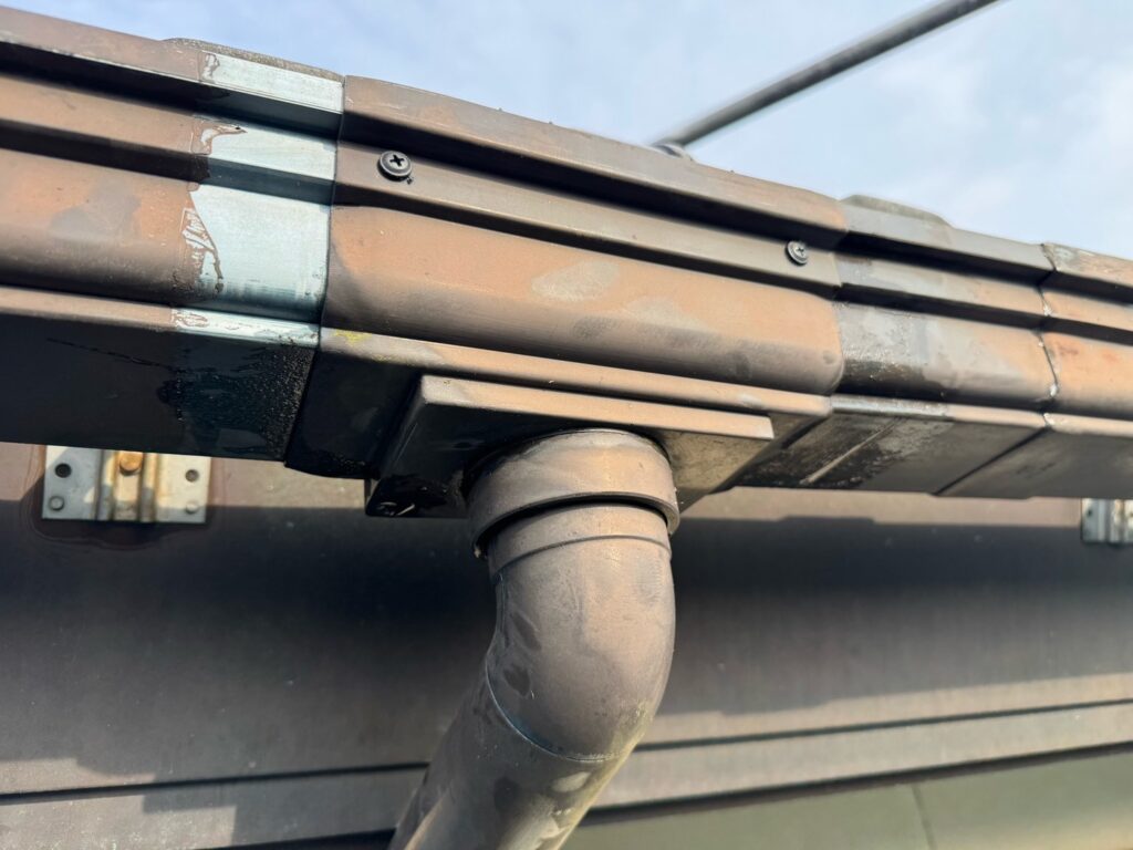 雨どい補修<br />
専用のビスにて固定をしました。