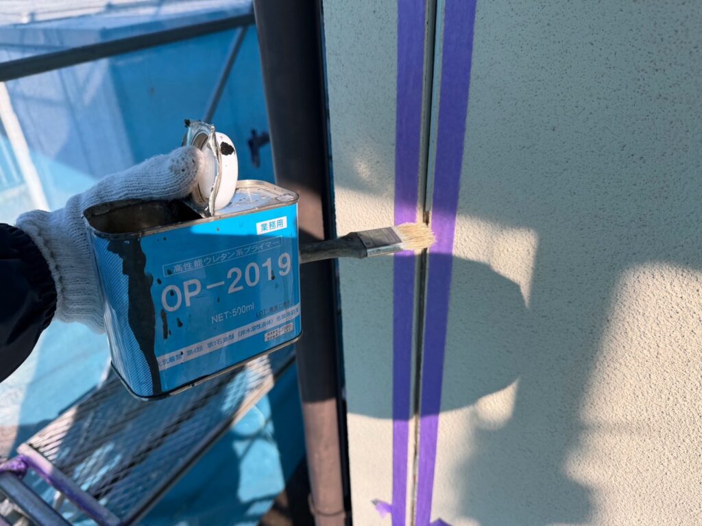 目地：プライマー塗布<br />
（外壁とコーキングを密着させる為の接着剤です。とても重要な工程です。）