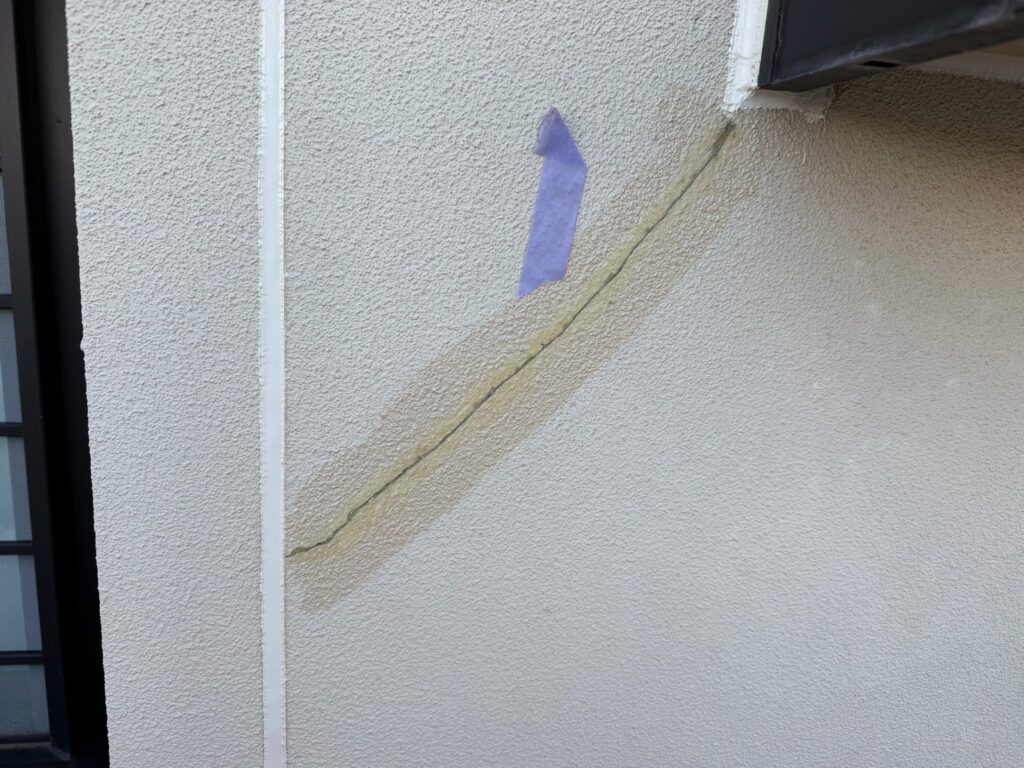 外壁ひび割れ補修（完了）<br />
弾性エポキシ補修材を使用しました。コーキング補修よりも耐久性に優れています。