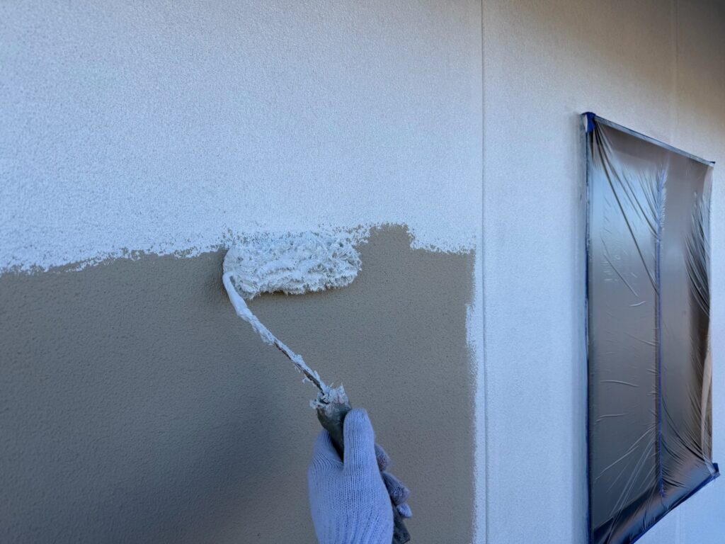 外壁下塗り（白色）<br />
