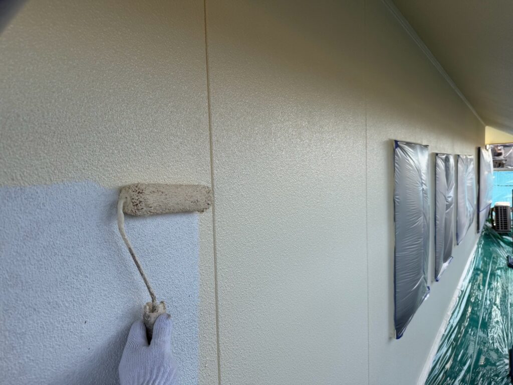 外壁中塗り<br />
（22-90D、ライトクリーム色）