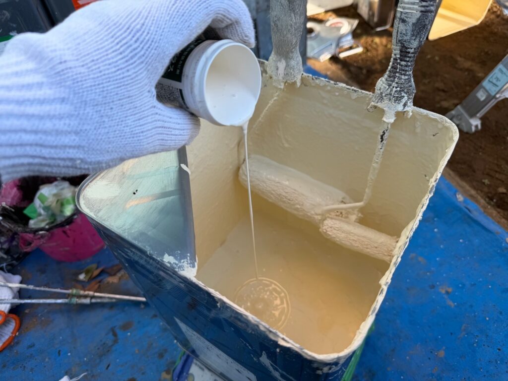 添加剤投入<br />
2,000種の菌に対応する抗菌剤です。これを添加することにより汚れに強くなります。