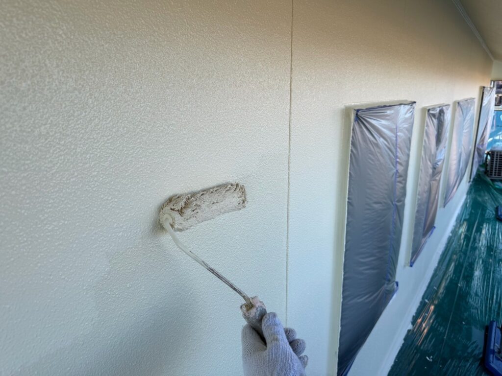 外壁上塗り<br />
（22-90D、ライトクリーム色）