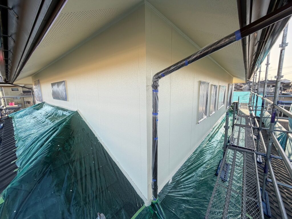 外壁上塗り（完了）<br />
（22-90D、ライトクリーム色）