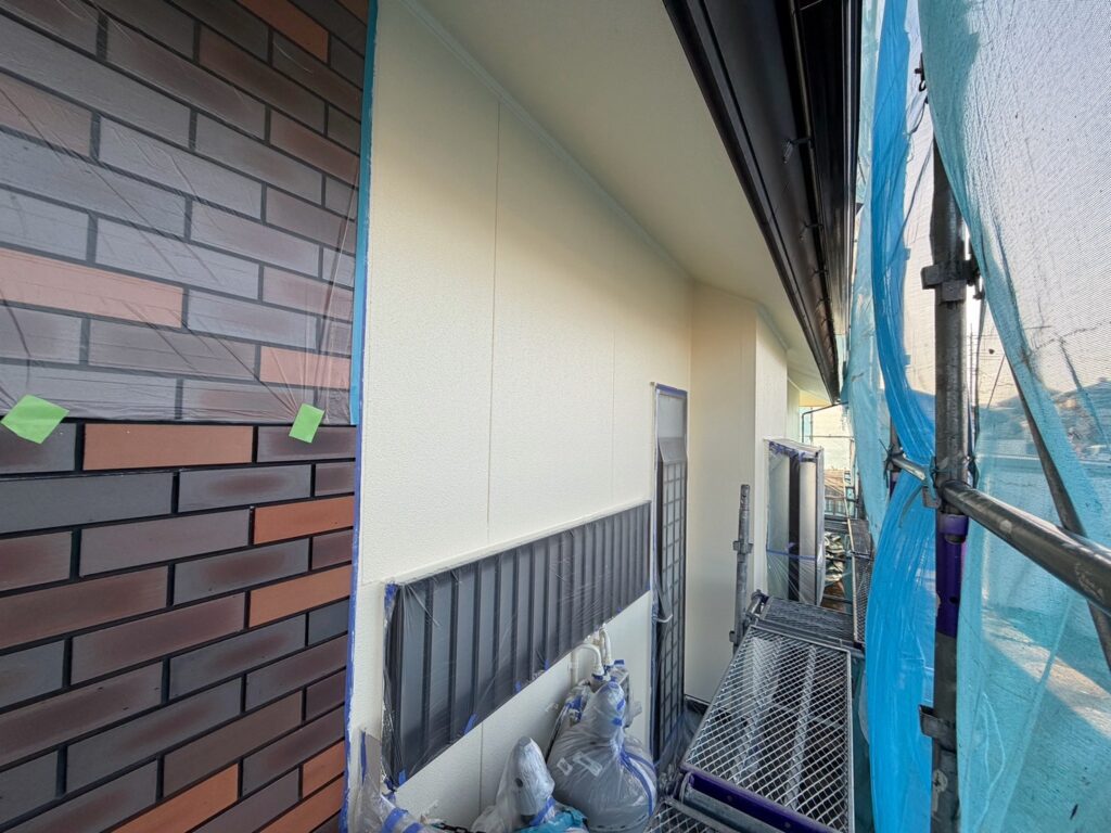 外壁上塗り（完了）<br />
（22-90D、ライトクリーム色）