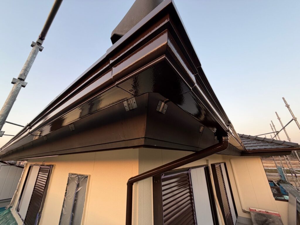 雨どい上塗り<br />
（計2回塗り、完了）