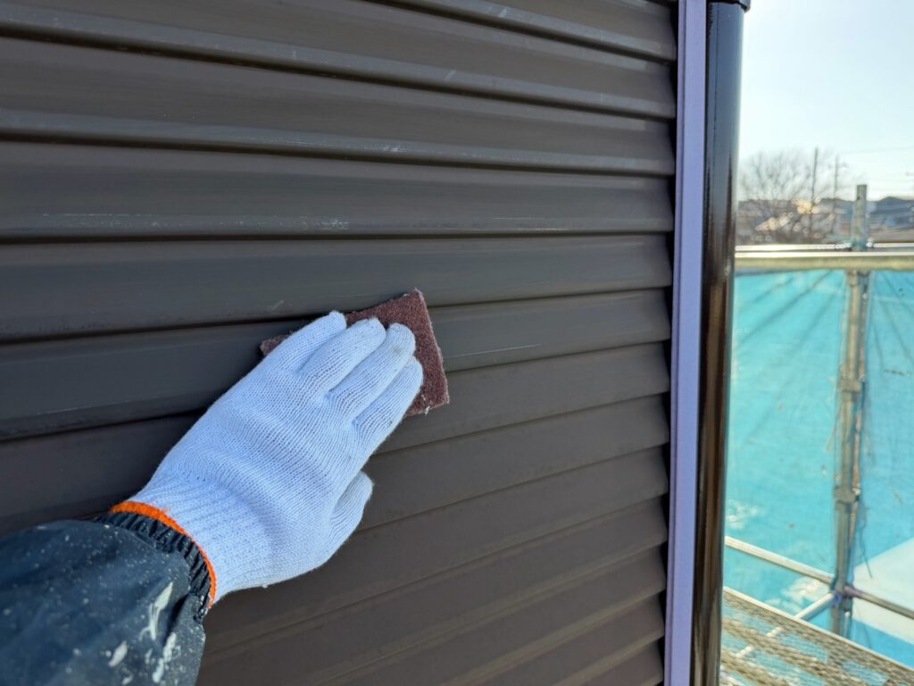 雨戸ケレン<br />
（ケレンとは、塗料との密着を良くするために、専用の道具にて細かい傷をつける下地調整です。）