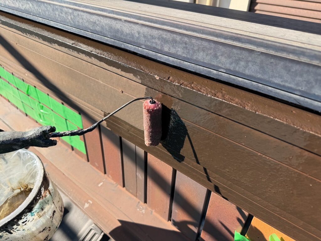 幕板下塗り<br />
（弊社では、痛みやすい個所は専用の強化シーラー塗布し、少しでも長持ちする仕様で施工をしています。）