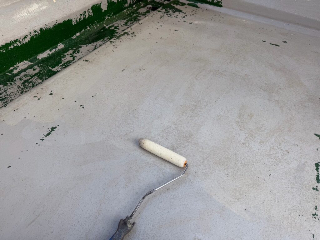 ベランダ（FRP）：プライマー塗布<br />
※接着材です。