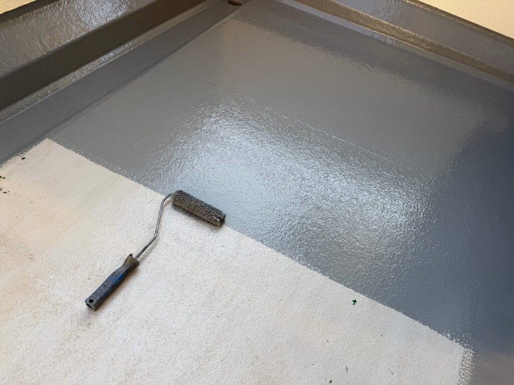 ベランダ（FRP）：トップコート1回目