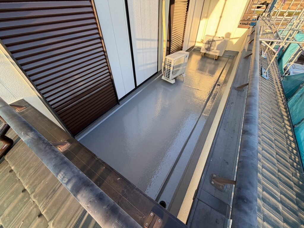 ベランダ（FRP）：トップコート1回目<br />
※完了