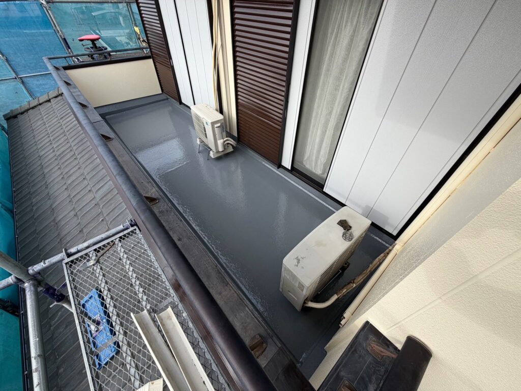 ベランダ（FRP）：トップコート２回目<br />
※完了