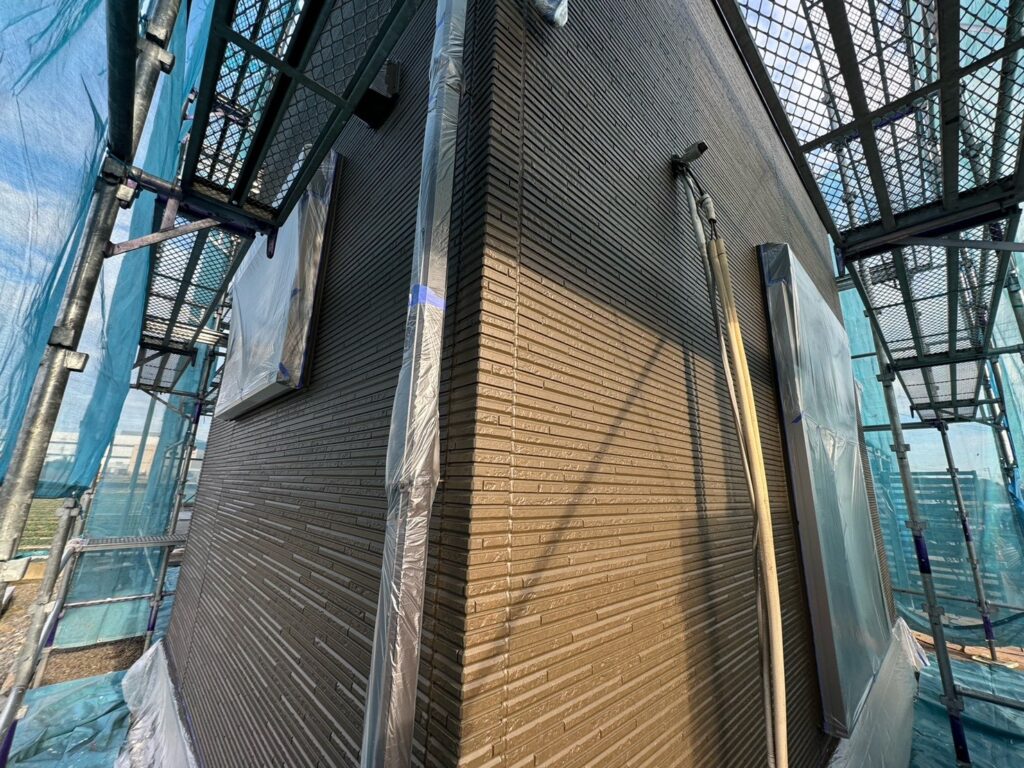 既存茶部：外壁中塗り<br />
（22‐30B、アイアンバーグ色）　<br />
※完了