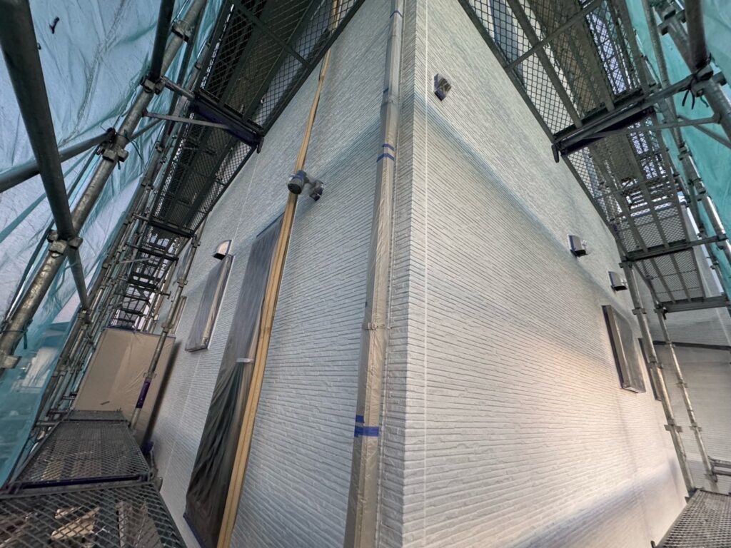 外壁下塗り2回目（白色）<br />
※完了