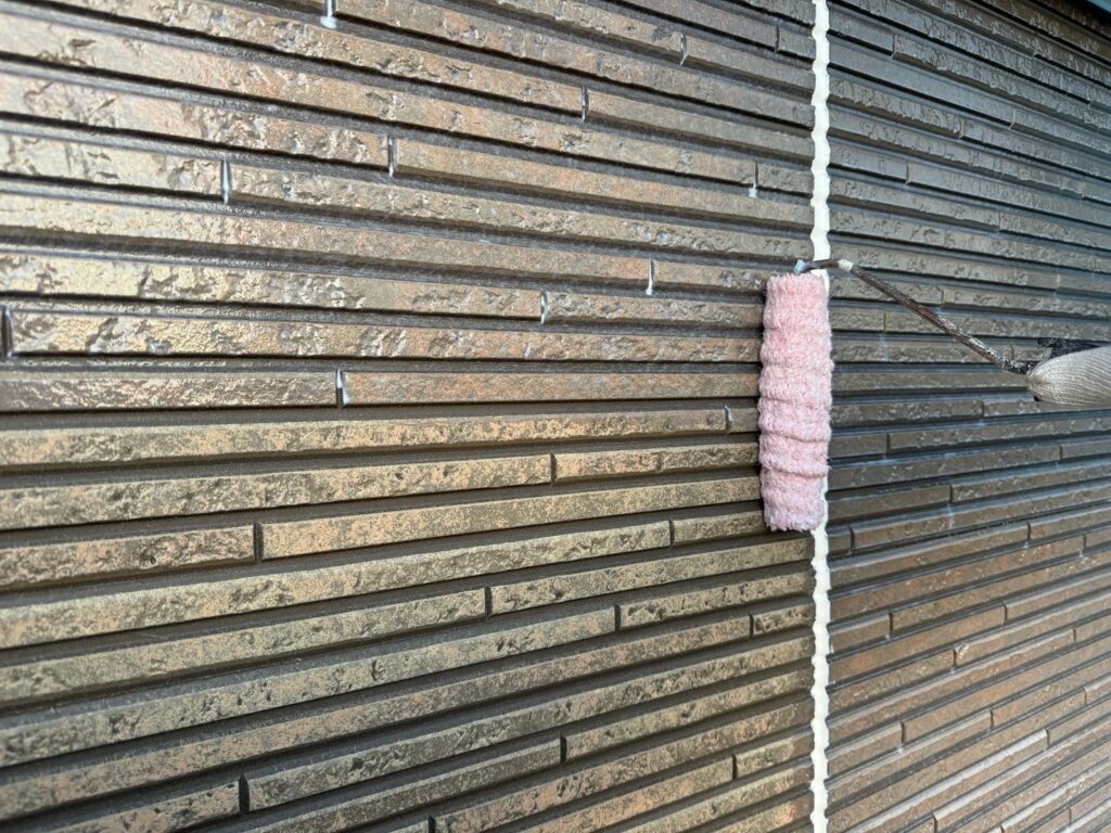 外壁下塗り1回目<br />
（透明色）