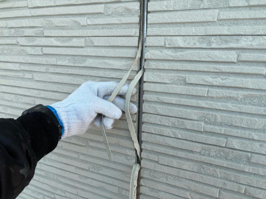 既存のコーキング撤去<br />
（薄皮と言われる、細かいところまでしっかりと撤去しました。これを取らないとコーキングの密着性が悪くなってしまいます。）