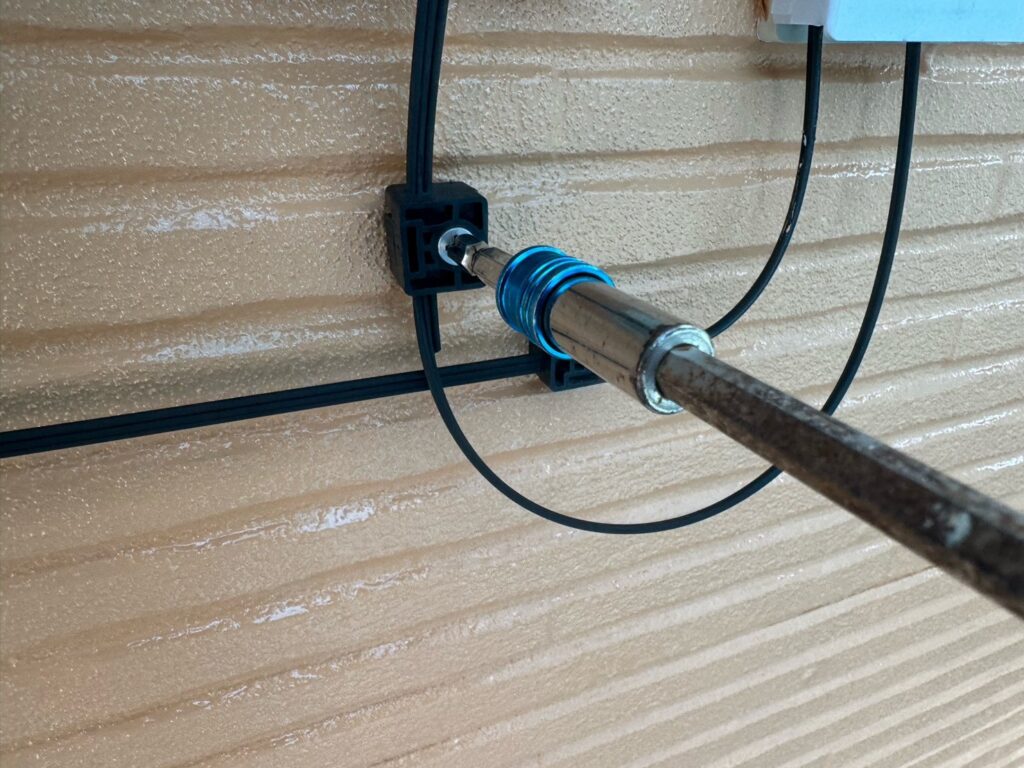 配線バンド・ビス交換<br />
（弊社では、サービスでサビたビスや配線バンドの交換を行っております。）