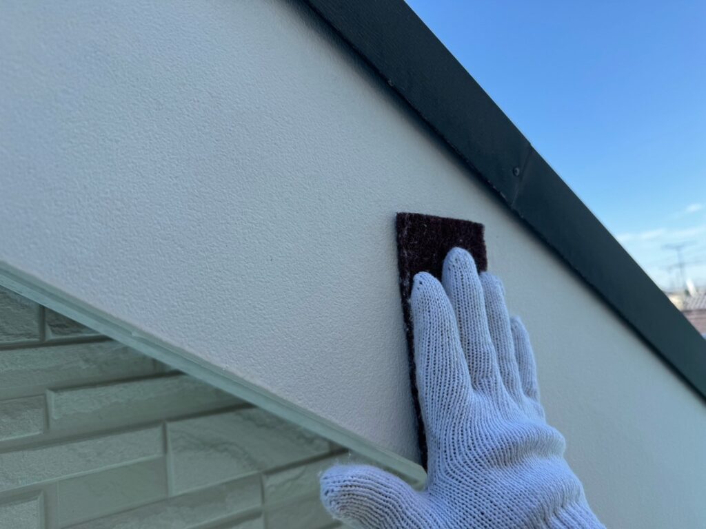 破風板ケレン<br />
（ケレンとは、塗料との密着を良くするために、専用の道具にて細かい傷をつける下地調整です。）