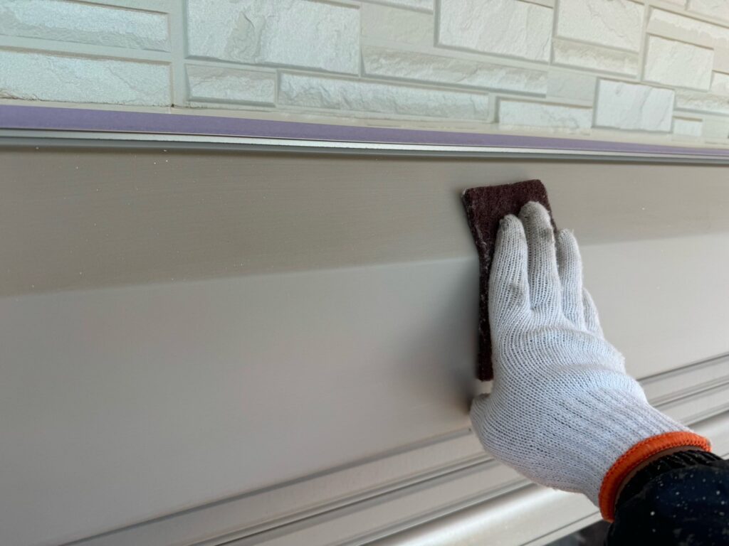 シャッターBOXケレン<br />
（ケレンとは、塗料との密着を良くするために、専用の道具にて細かい傷をつける下地調整です。）