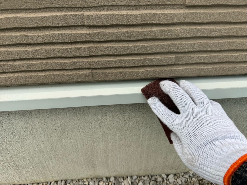 水切りケレン<br />
（ケレンとは、塗料との密着を良くするために、専用の道具にて細かい傷をつける下地調整です。）